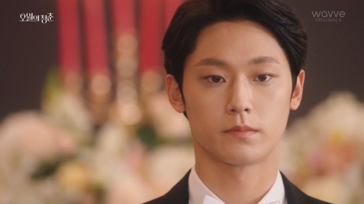 이게 무슨 결혼하는 사람의 표정이야
딱봐도 마음 속으로 사랑의도피를 꿈꾸고 계신데