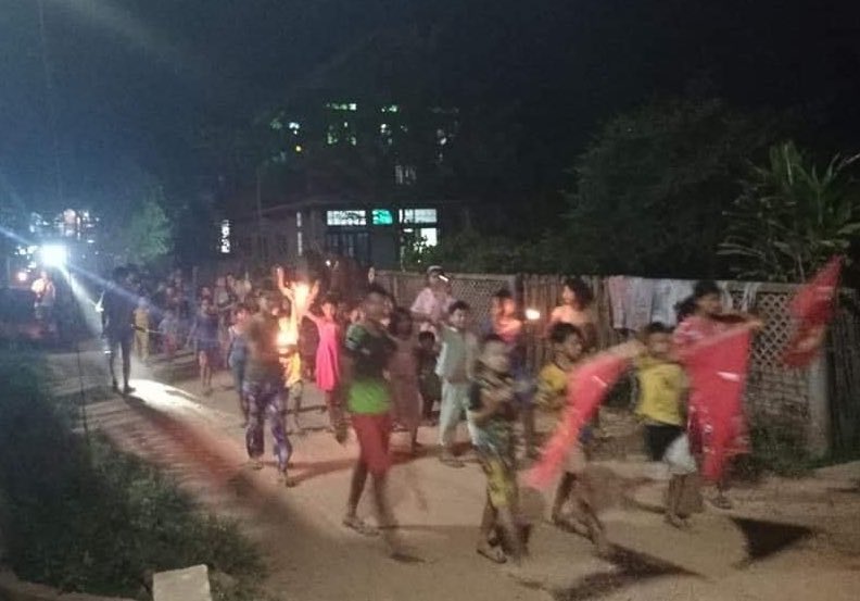 isla_this's tweet image. Night marching rally in WaiDi village from #Launglon, expressing their rejection against military rule. 

#May17Coup 
#WhatsHappeningInMyanmar 
#MilkTeaAlliance https://t.co/M1XXW47xTc