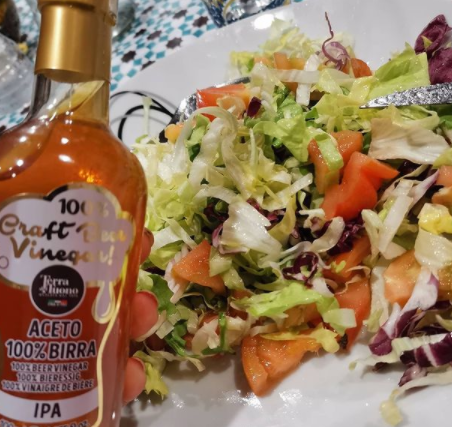 DelTuono's tweet photo. Un  pasto leggero:  insalata mista e pomodori con l'aggiunta di aceto 100% birra artigianale italiana. 
 Freschezza e dolcezza con il retrogusto di birra...
#acetodibirra #birraartigianale #Italy 
@Giusto_Spirito 
https://t.co/XHAoQK7NUI https://t.co/h6q6HZ76Ml