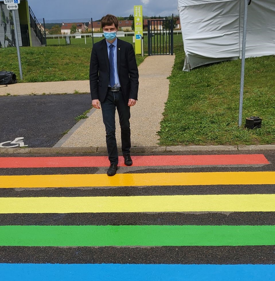 Pour la #journeemondialecontrelhomophobie, inauguration d'un passage piéton Arc-en-ciel au sein du complexe François Pons par le maire <a href="/Fabien_Au/">Fabien Aufrechter</a> et ses élus.