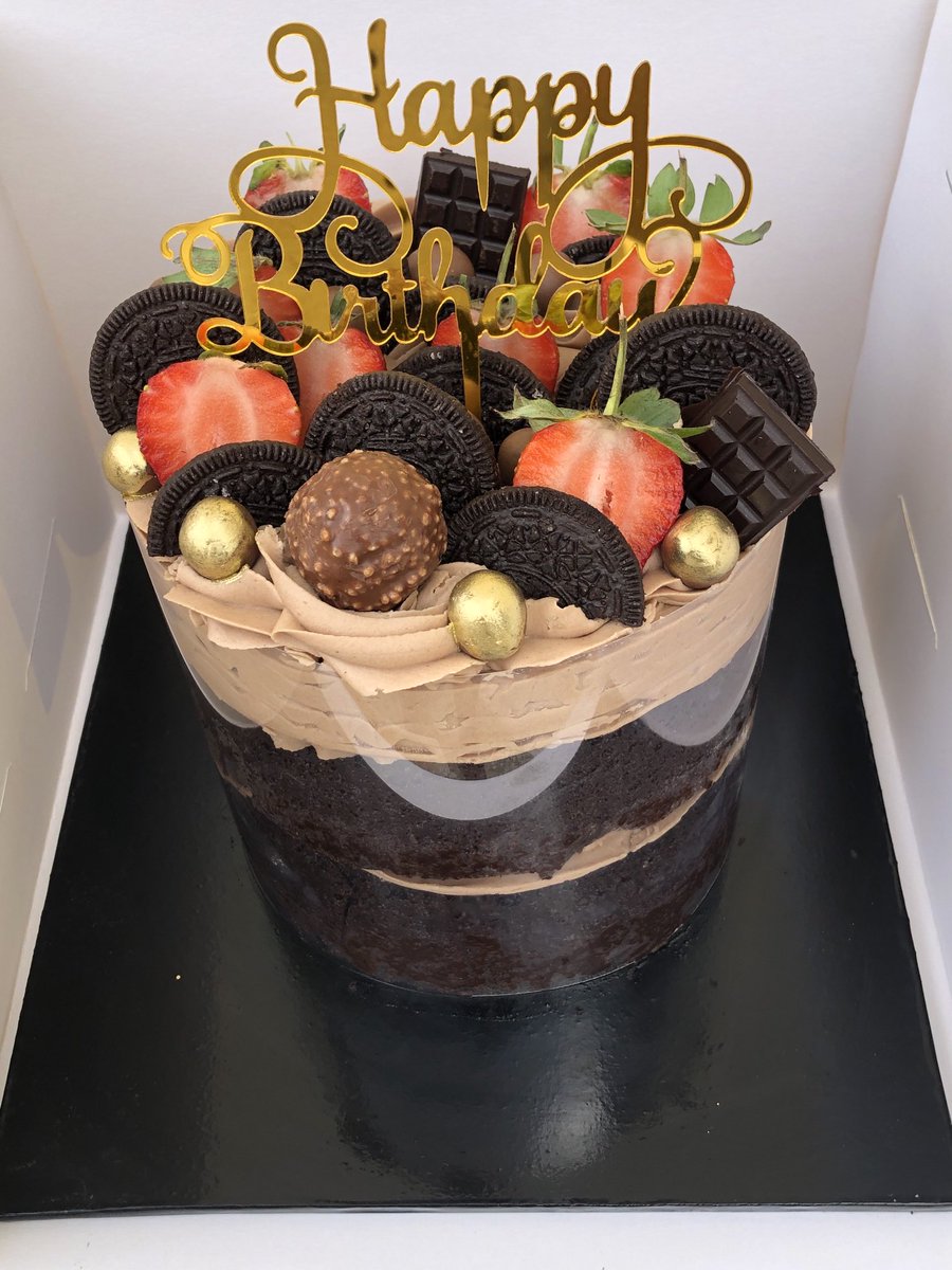 TheCakeChancery's tweet photo. Moist chocolate cake with chocolate fillings sinfully topped with chocolate bars, Oreo cookies, strawberry 🍓, and fererro 🥰🥰🥰🥰.... 
Sweet indulgence 👄.
Please help me retweet to your TL https://t.co/b6d510Tgnc