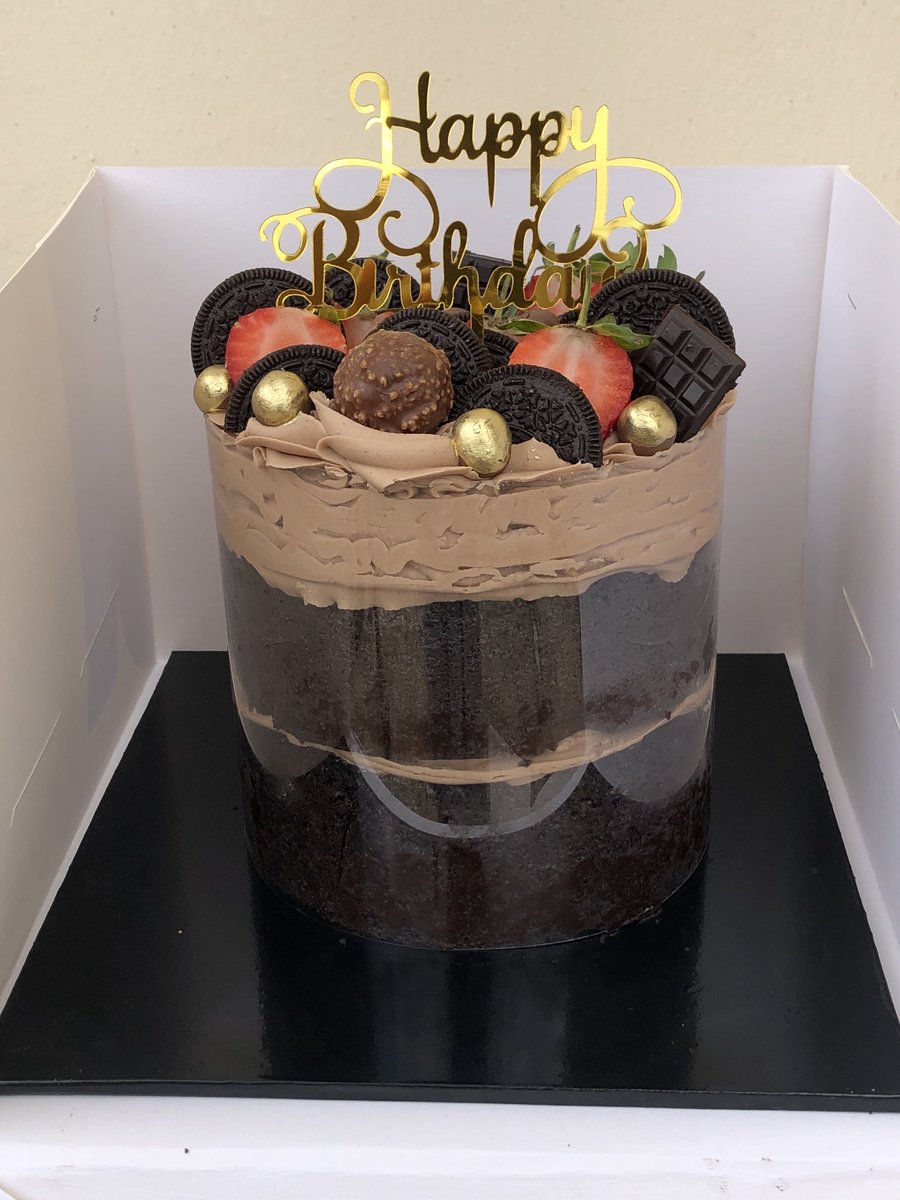 TheCakeChancery's tweet photo. Moist chocolate cake with chocolate fillings sinfully topped with chocolate bars, Oreo cookies, strawberry 🍓, and fererro 🥰🥰🥰🥰.... 
Sweet indulgence 👄.
Please help me retweet to your TL https://t.co/b6d510Tgnc