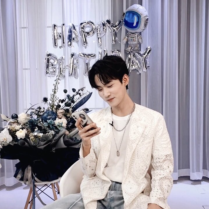 mamiewii_'s tweet photo. เขิลแหละดูออก ไม่รู้จะเอามือไว้ตรงไหน 我的弟弟小周 😂💕 My lil boy #LiveZhouKeyuDay #VisualKingZhouKeyuDay #zhoukeyu #INTO1ZhouKeyu https://t.co/l6sTdhZlO4