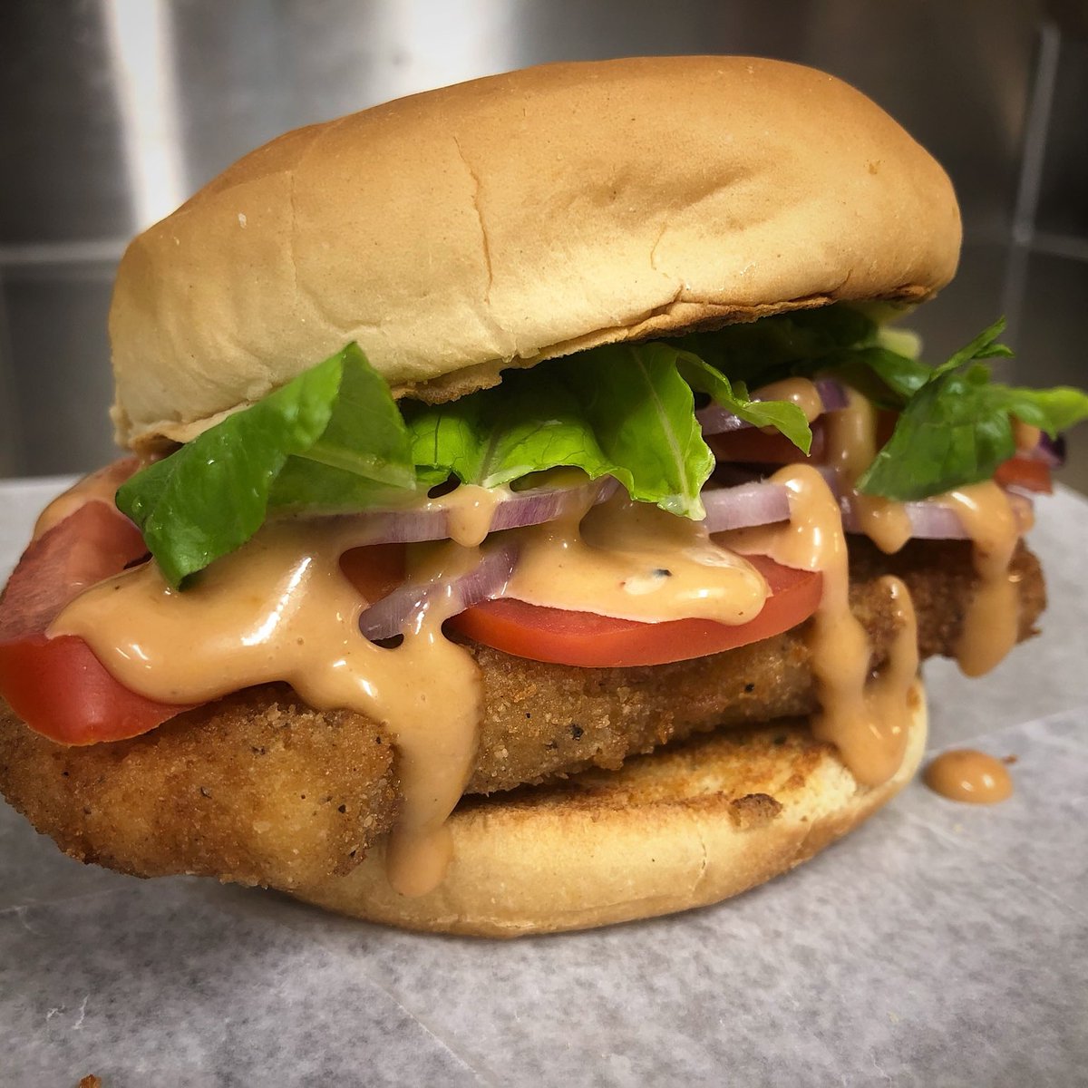 LFYCAPITOLCAFE's tweet image. Meatless lovers and meat lovers unite!!I can't believe it's not chicken!!!
This meatless beauty is perfection!! Topped with lettuce, tomatoes, onions and your choice of our signature honey bee sauce or spicy honey bbq sauce.🐝
#topcitybites #cafe #food #TEAMLETTUCE #ksleg