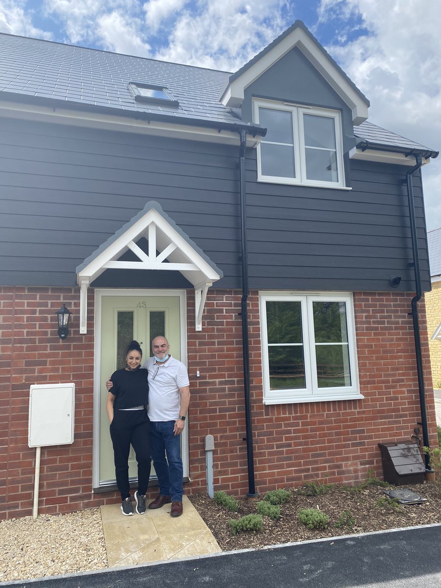 KrystalCuro's tweet photo. What a perfect way to start a week 🥳🥳
Moving in this lovely #SharedOwner to one of our developments in #Wiltshire
Love having a parent watch our #SharedOwners get there keys 🔑🏠 https://t.co/4H5SOHP0PW