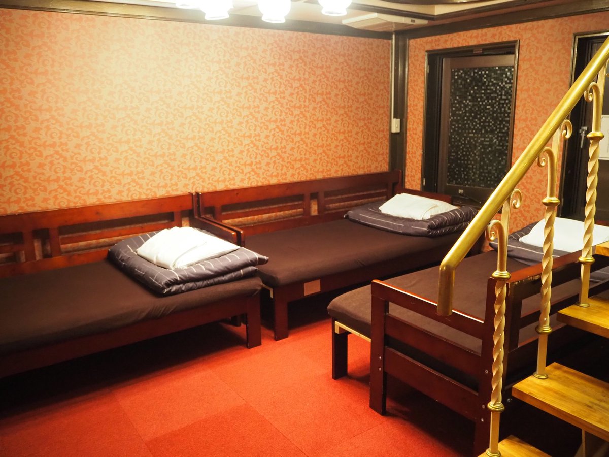 さかもツインねね あなたの推しラブホを教えて 浅草 カオサンワールド 元ラブホのホステル メゾネットのお部屋は階段が美しい ベッドは4台あるのでラブホ好きな人オフ会とかにも良いのでは 現在は使われていないけど昭和遺産エアシューターもあります