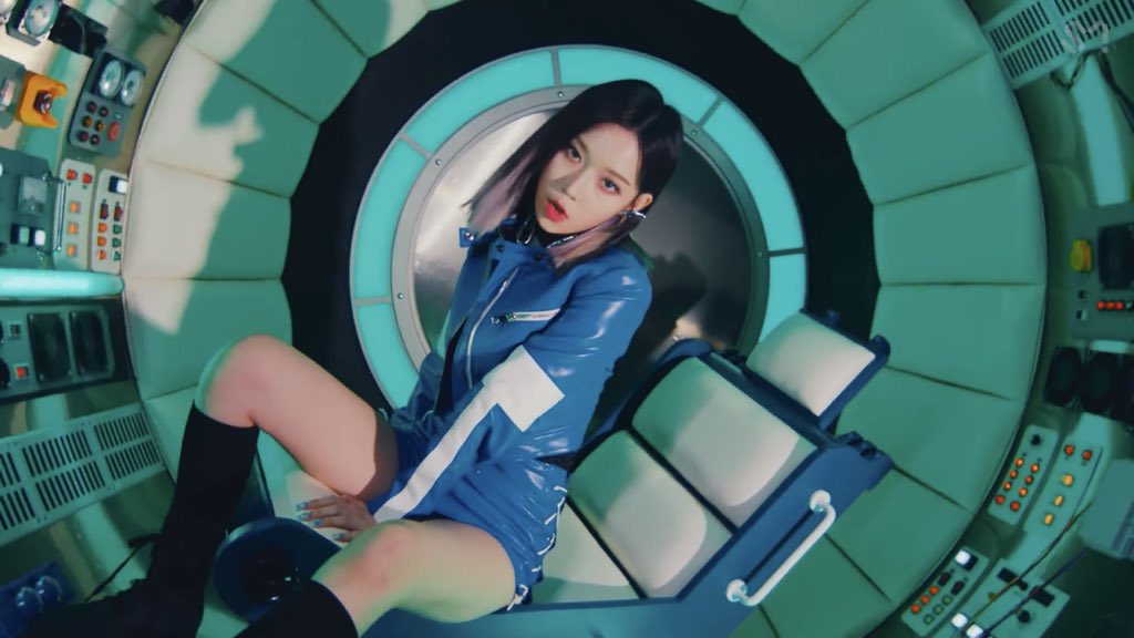 내최애....
단발투톤에 파란자켓 입은 김민정 ............