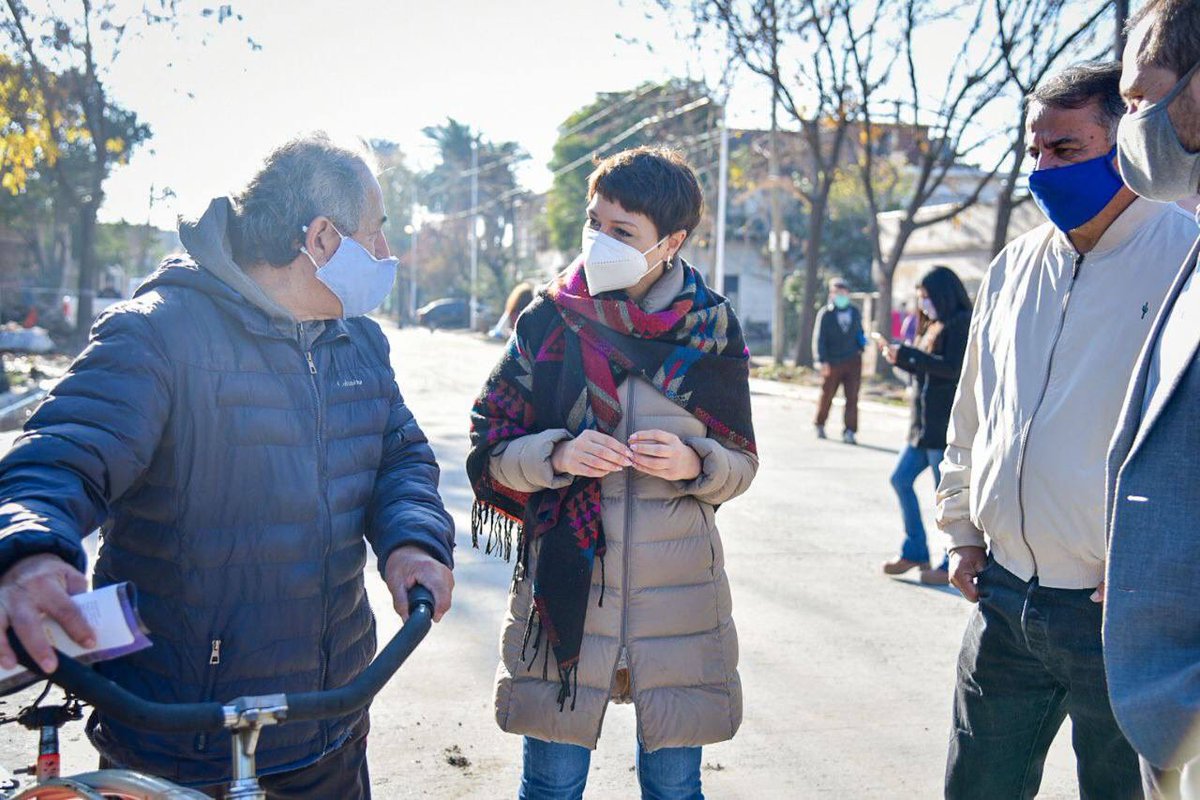 mayrasmendoza's tweet photo. Con el secretario y subsecretario de @ObrasPublicasAR, @martinrgill y @EdgardoDepetri, recorrimos el avance de la obra que estamos desarrollando en Avenida Santa Fe entre Avenida Donato Álvarez y Camino General Belgrano, Quilmes Oeste.

#MásUnidosQueNunca https://t.co/do4WjAvKye
