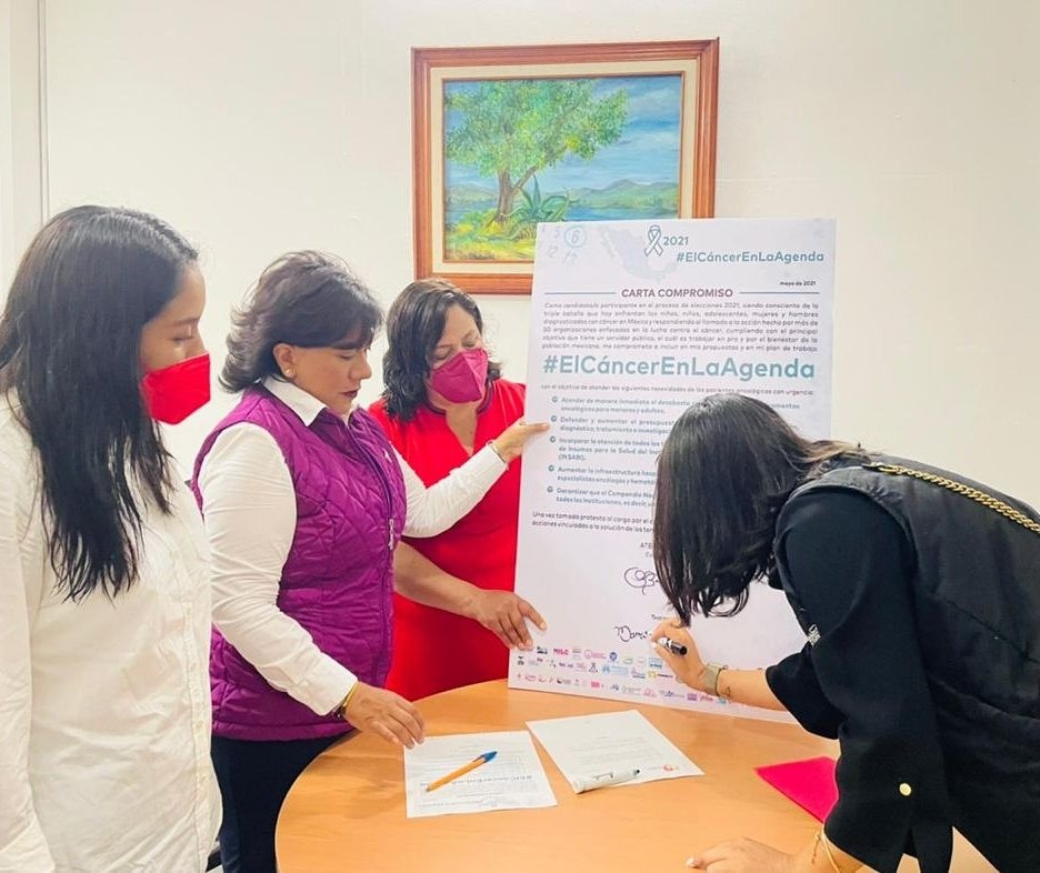 AnabelAvalosTlx's tweet photo. 🤝 Esta mañana firmé una carta compromiso en apoyo de niños con Cáncer, no podemos permitir que sufran por falta de atención por eso me comprometí a incluir #ElCáncerEnLaAgenda en mi plan de trabajo, gracias a las organizaciones que me invitaron a suscribir a esta acción. 🙌 https://t.co/WIJIWXOAMt