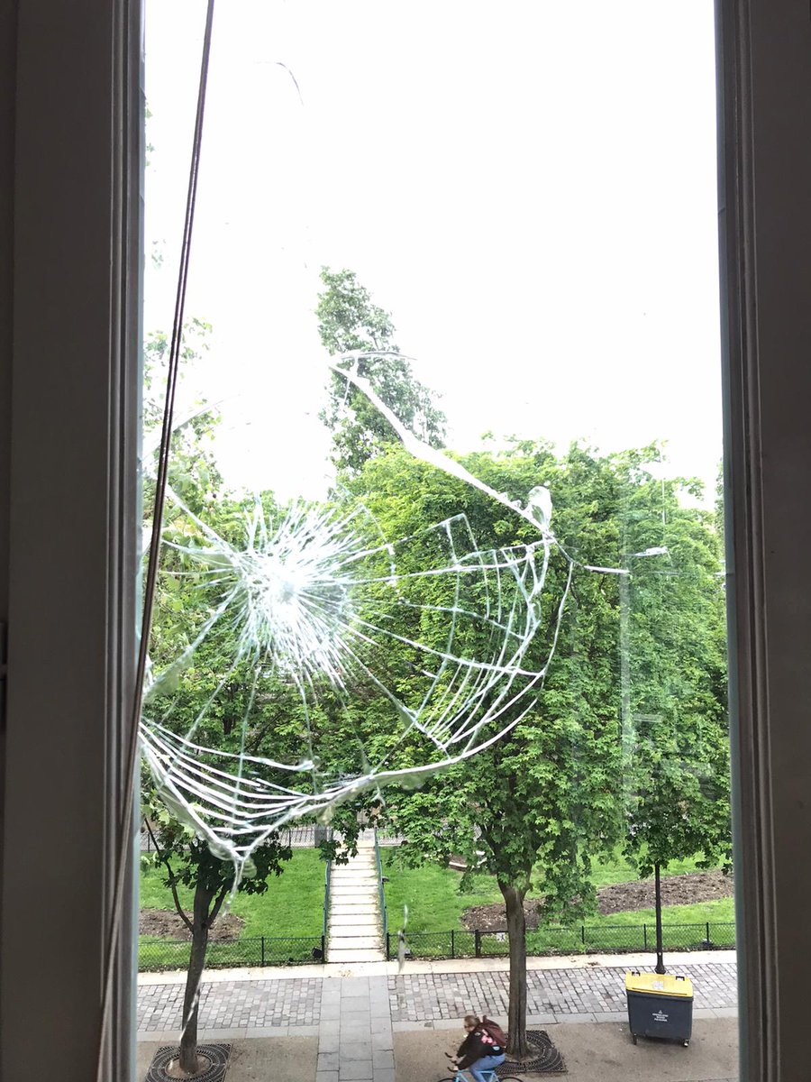 infernal_stalin's tweet photo. Suite du tir de projectile par un tox le 15/5 à #Stalingrad voici à quoi ont échappé les enfants de la voisine de @Stalingrad75019 😱 @GDarmanin @MarleneSchiappa imaginez leur traumatisme! La situation est DRAMATIQUE, vous ne pouvez pas nous laisser vivre dans la colline du crack https://t.co/DXnZT41vjV