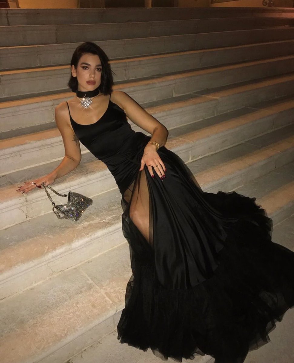 #BTRHAUxOpenHouseParty | #BTRHAU 

       “ไม่รู้จะเอาชุดไหนแล้วค่ะ คิดไม่ออก” นอนราบไปกับบันได