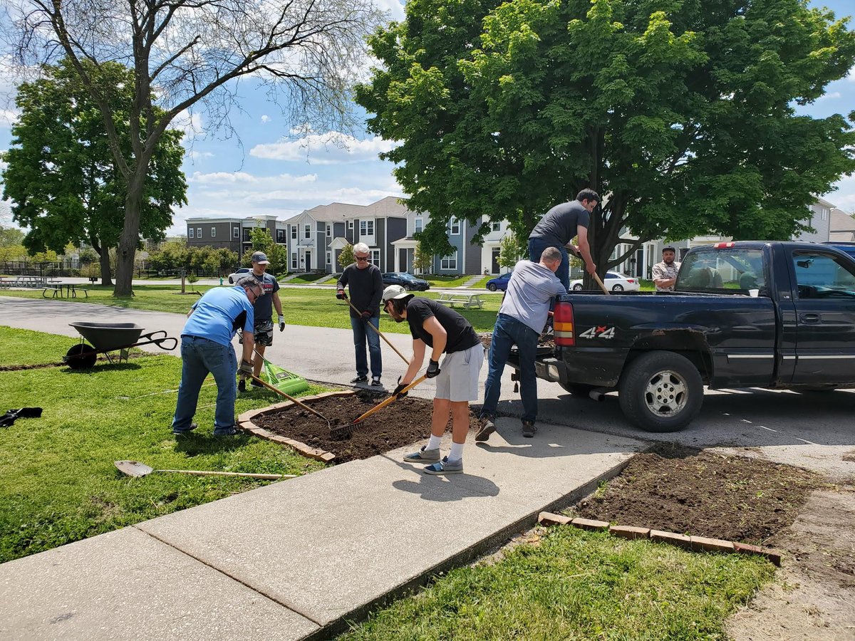 iRiS_Recruiting's tweet photo. Wow, it feels good to give back! We had a wonderful time cleaning up some of the Warman Houses for HVAF of Indiana. HVAF of Indiana offers wonderful services for Veterans follow their page to see the great work they're doing @HVAFofIndiana #volunteer #giveback https://t.co/70lmUUk0oi