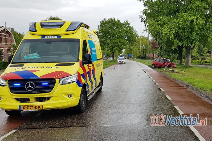 Automobilist in #Lutten gewond na botsing tegen lantaarnpaal. 112Vechtdal.