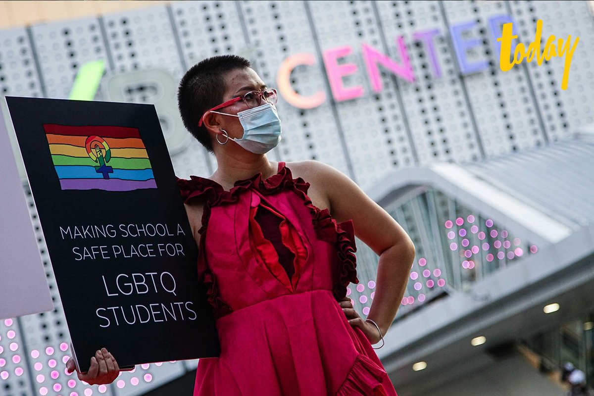 กลุ่มเฟมินิสต์ปลดแอก จัดกิจกรรม IDAHOT+lll 2021 ” TOGETHER : RESISTING SUPPORTING,HEALING” เนื่องในวัน วันสากลว่าด้วยการยุติความหวาดกลัวต่อ LGBTIQN+ บริเวณสกายวอลค์ หน้าหอศิลป์กรุงเทพฯ

ภาพ ธนัญชัย แก้วโสวัฒนะ / Thai News Pix
#workpointTODAY