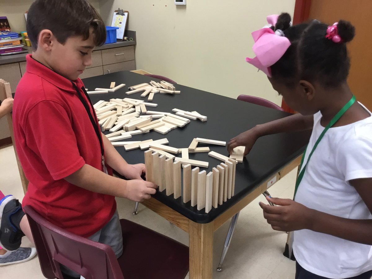 gesmakerspace's tweet image. First grade Maker Space fun!