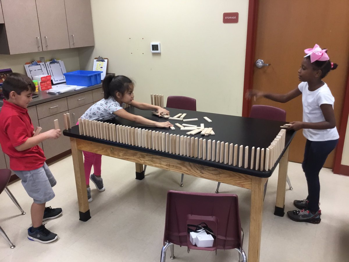 gesmakerspace's tweet image. First grade Maker Space fun!