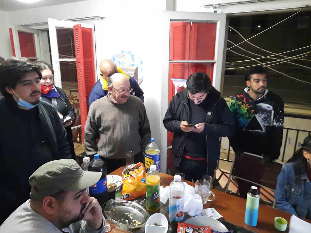 📢 Durante la última jornada electoral, nos reunimos con el comando de <a href="/javierpineda/">Javier Pineda Olcay</a> y  <a href="/ChileDpt/">Defensoría Popular de las y los Trabajadores</a>. ✊🏽✊🏿Uno de los grandes logros de articular entre movimientos sociales, fue seguir estrechando lazos, con nuestras luchas y sentires. #Migraresunderecho #ListasMovimientosSociales