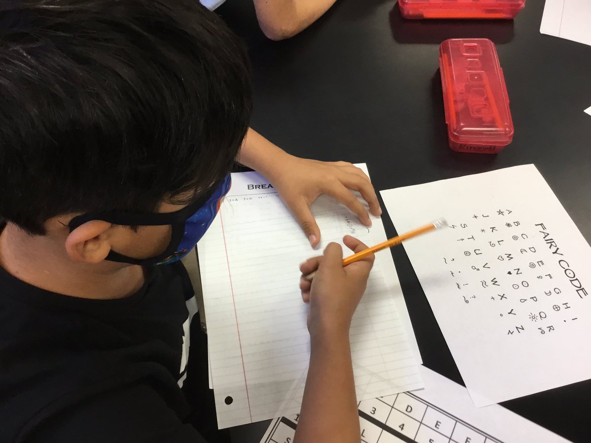 gesmakerspace's tweet image. Third graders enjoying choosing their own Maker Space challenges.