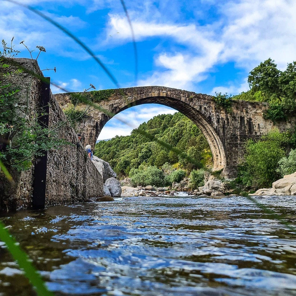 jotabese76's tweet photo. •Este puente romano está situado en la localidad de Madrigal de la Vera, justo en el límite entre Cáceres y Ávila conectando ambas.

•Está preparado para el baño durante los meses de verano y está rodeado de un paraje natural muy bonito (si quitamos … https://t.co/sbpzEeblVY https://t.co/6LwxpkUg8T