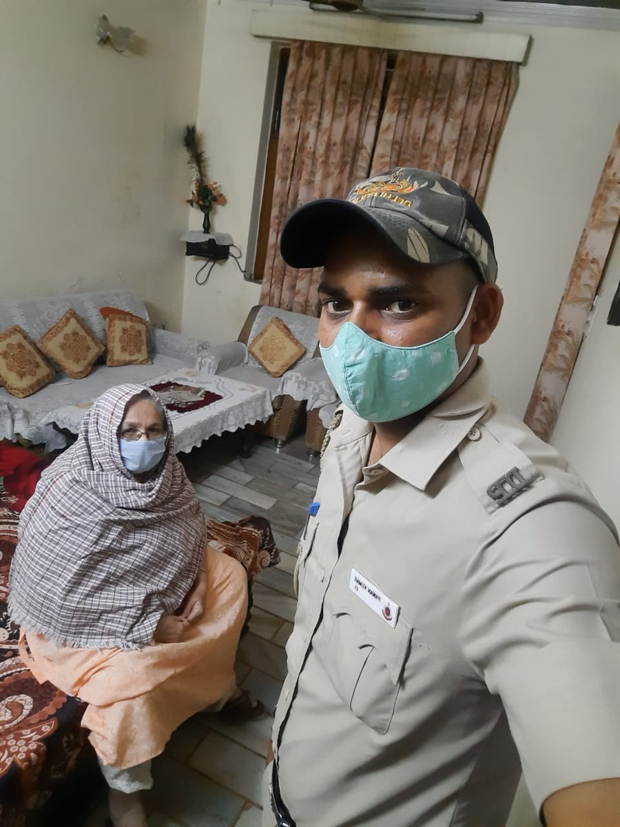 DCP_NorthWest's tweet photo. #WeCare
Caring for elderly gives us blessings.

We are ensuring that our senior citizens are safe &amp; healthy. #NorthWestPolice taking care of them by providing essentials &amp; medicines. @DelhiPolice @CPDelhi @SanjaySingh_IPS @ssyips

#DelhiPoliceDilKiPolice https://t.co/n6fCjdkkrK