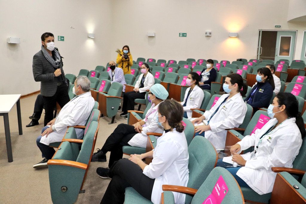 SSaludAtacama's tweet photo. Jornada especial para #Atacama🏥👏
Este lunes ingresaron los primeros estudiantes de la carrera de Medicina de @UAtacama a realizar su práctica intermedia en @hospitalcopiapo 

Tamara Ahumada 
Milisa Barraza
Eduardo Alaniz

Fueron recibidos por las autoridades de Salud y de UDA👏 https://t.co/ycV2BsiRXR