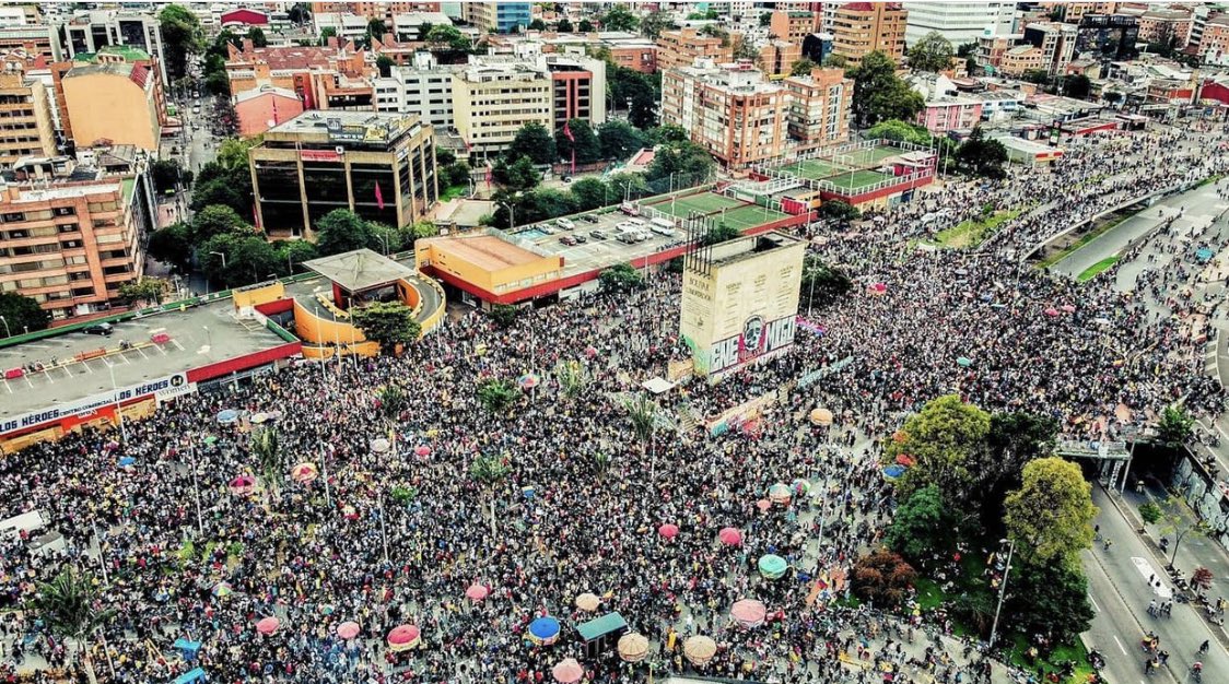 GustavoBolivar's tweet photo. Si los jóvenes Chilenos pudieron sepultar el horror fascista de Pinochet, los jóvenes colombianos lograrán sepultar para siempre el nefasto legado de corrupción y muerte de Uribe
#PatriotaUribistaAsesino
#ParoNacional17M https://t.co/F1ElxuaQHB