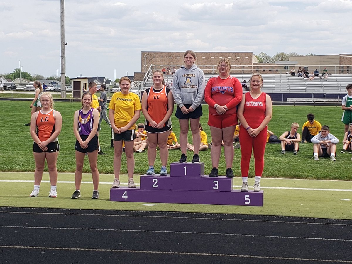 Sinmom27's tweet photo. It was an AMAZING weekend for all of the Sintobin girls! Beth also placed 4th in discus in Junior High Leagues!! #proudmomma 💚💛 https://t.co/cMjKCEFauH