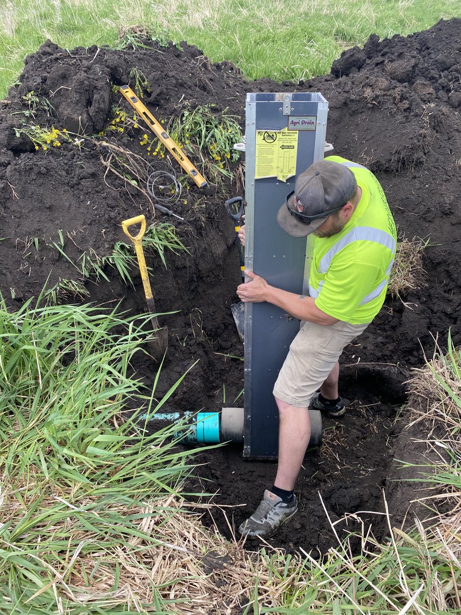formerTedHamer1's tweet photo. Start of โฆ@HawkeyeHamerโฉ saturated buffer construction. #IDALS #SoilConservation https://t.co/L9st8ZpkDl