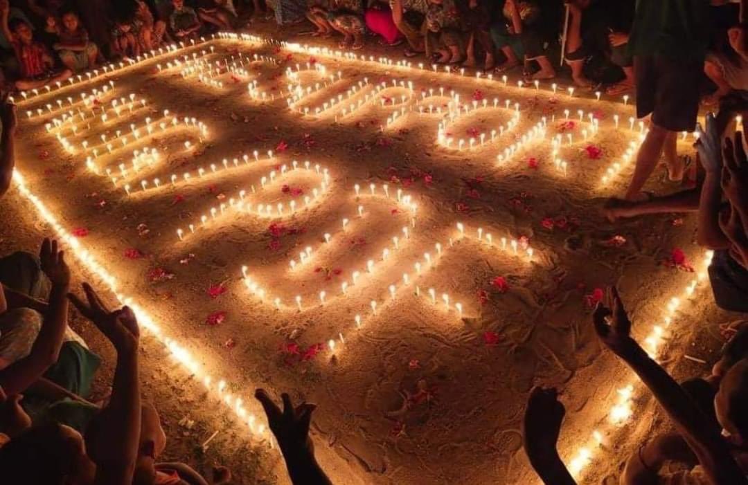 Haruonchill's tweet photo. Residents of Ashae village, Myaing Tsp staged candlelight vigil protest on Monday in support of @NUGMyanmar and PDF, chanting revolutionary slogans and flashing three-finger salutes. 

#WhatsHappeningInMyanmar 
#May17Coup https://t.co/VZZN0w5sP2
