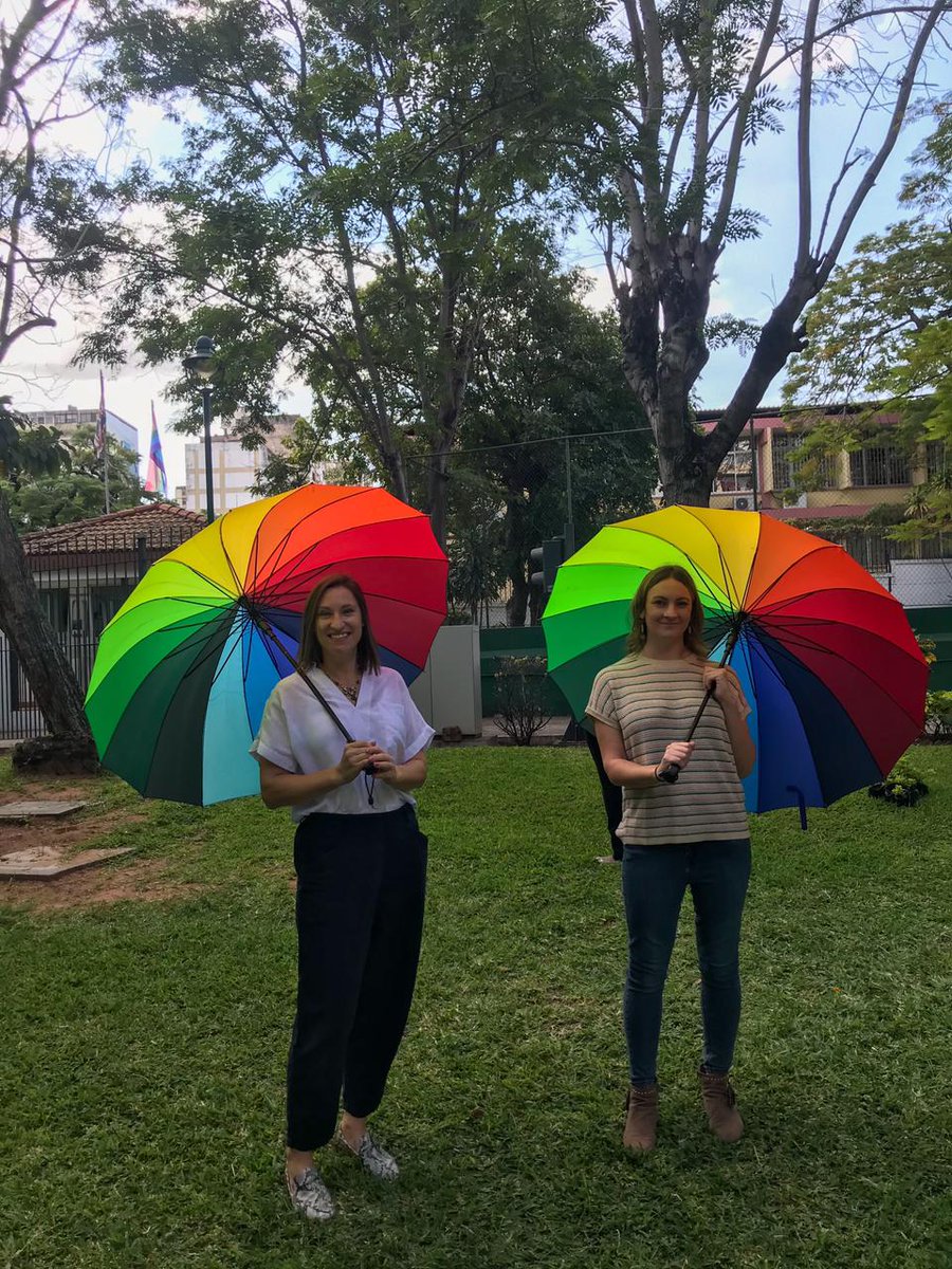 VickySeymour109's tweet image. Através da nossa rede de mais de 280 missões diplomáticas, o Reino Unido está a trabalhar para proteger e promover os direitos humanos das pessoas LGBT+ em todo o mundo.

Felicitamos o trabalho essencial que @lambdaMoz faz pelos direitos humanos das pessoas LGBT+ em 🇲🇿.