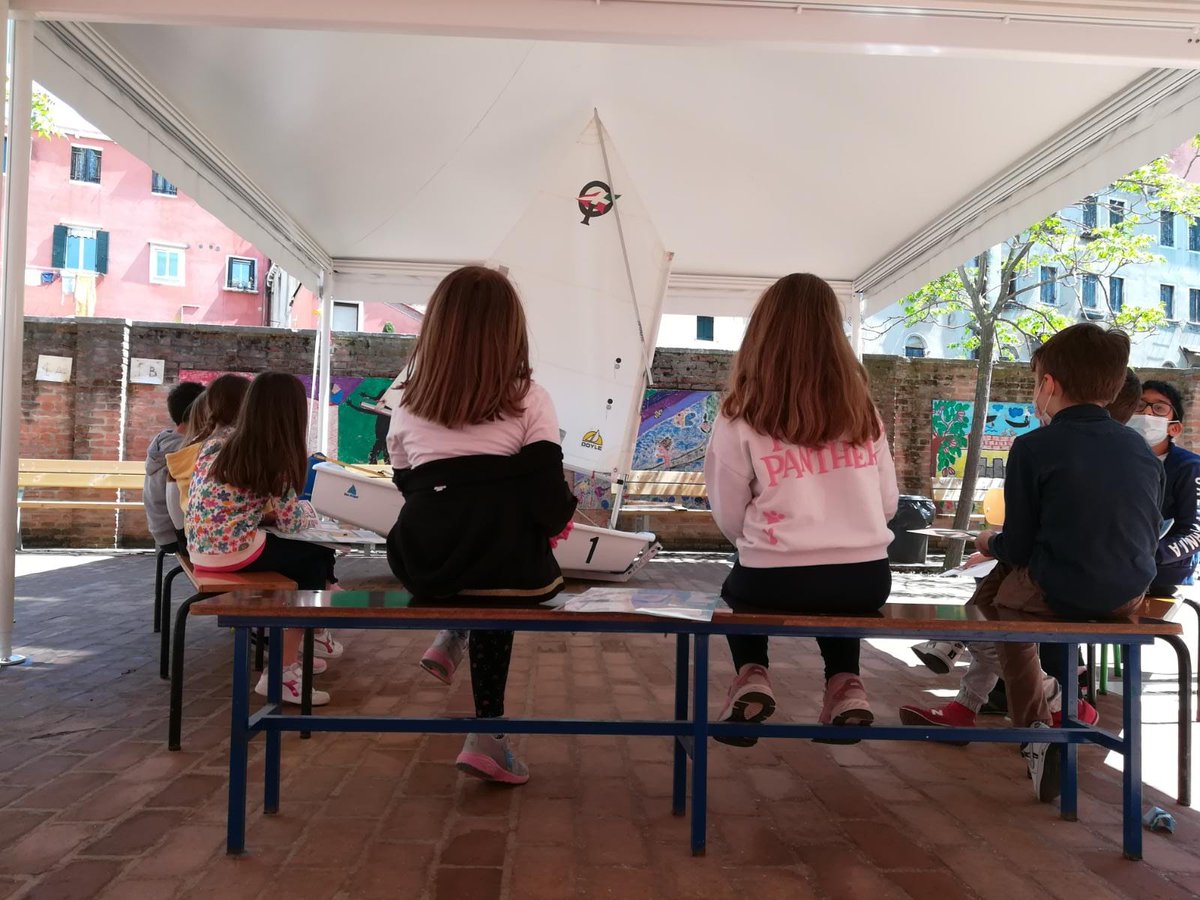cdvvenice's tweet photo. Dal nostro allenatore Gianluca Cerini presso la scuola Bernardo Canal per una lezione di teoria agli alunni delle elementari in attesa dell'Open Day  #compagniadellavela https://t.co/oKLhF8hOhx