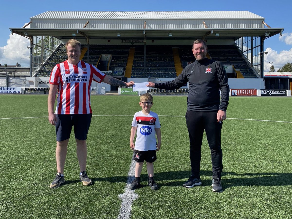 DundalkFC's tweet photo. Darren Meehan and his son Shane were at Oriel Park last week to collect a cheque of β¬630 from Dundalk FC community officer Liam Burns in aid of the #SmileForShane campaign. The donation was made by the staff and players at Oriel Park back in March. #ClubTownCommunity https://t.co/1I2Bvpv7Sd