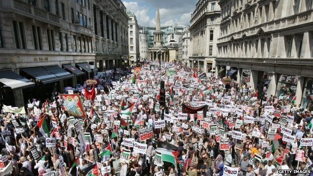 _SJPeace_'s tweet photo. Top 2 photos are a 100k in London UK in support of Palestine

LA, Ca alone there were 20k 

NY bottom left 20k

Dearborn MI bottom right 20k

People are marching in the thousands across cities, MILLIONS across the world 4 Palestine

Corporate Media won’t cover it, SO YOU COVER IT https://t.co/4Ga6v1uHDz