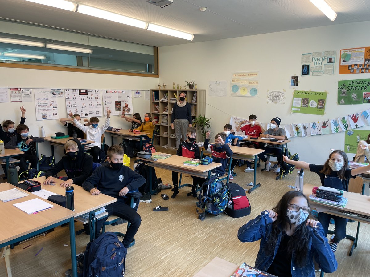 CollegBernardi's tweet photo. "Wieder vereint": Erstmals seit den Herbstferien (!) sind ab heute alle Mehrerauer Schüler/-innen (Volksschule &amp; Gymnasium) wieder im Haus. Nur unsere Maturanten bereiten sich zuhause auf ihre Klausuren vor … #collegiumbernardi #mehrerau #wirsindmehrerau #wirsindallewiederda https://t.co/qUrun6qtVT