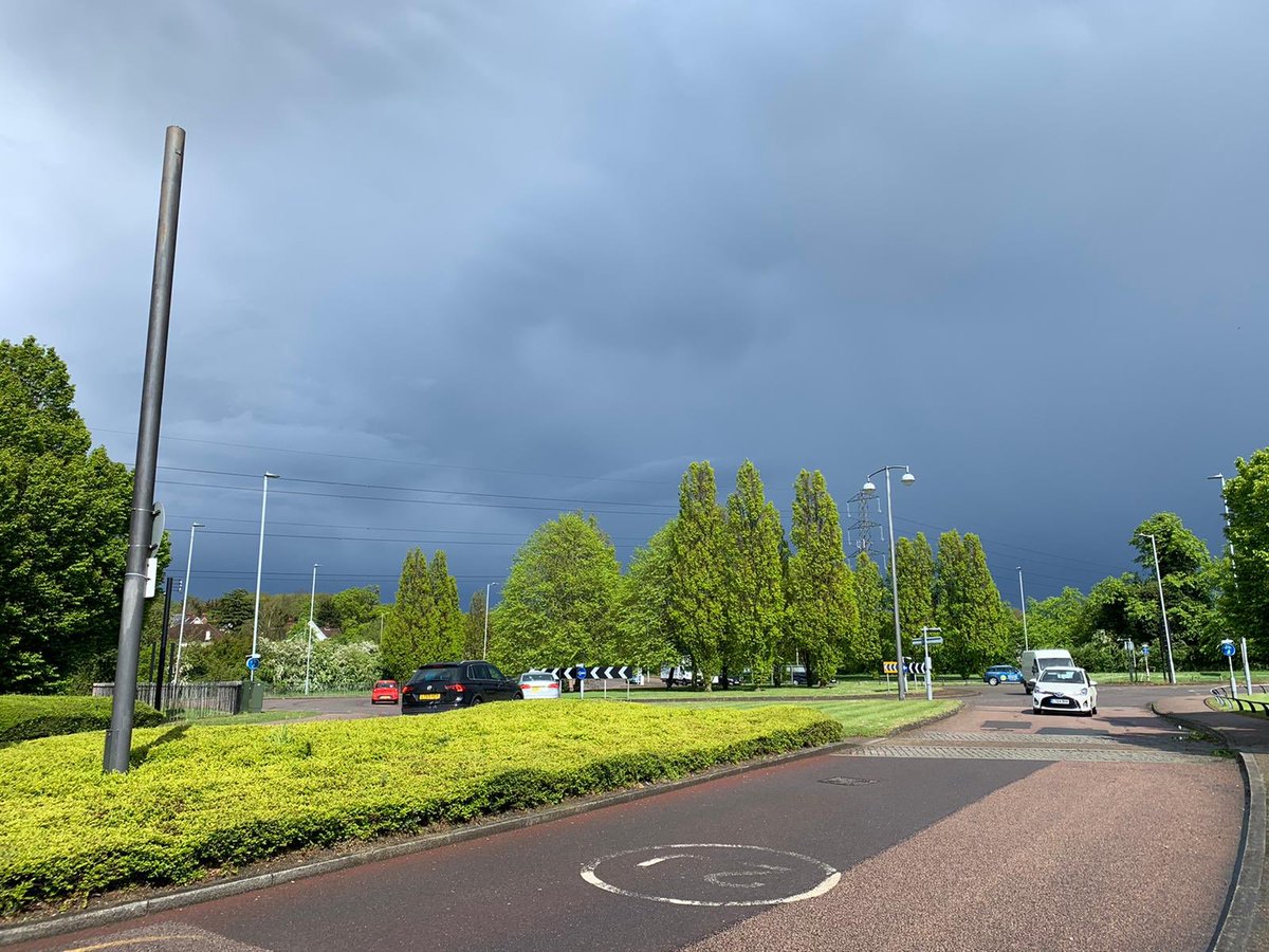 SimonZev's tweet photo. Iโve got off here where a London bus dropping off at a non-London bus stop. Iโve walked up this road past the site of what was going to be Elstree South #NorthernLine #Underground Station & Aldenham Bus Depot that was originally envisaged as a tube depot. #NorthernHeights https://t.co/EWF8RN0OpC