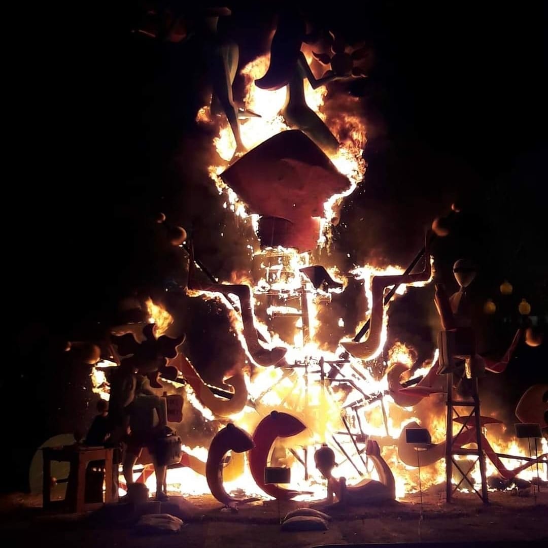 Les Fogueres de Sant Joan no se celebrarán en 2021.
Habrá que esperar mientras contamos los meses para que nuestra ciudad pueda celebrar en junio les Fogueres como se merece.
¡Fogueres 2022, te esperamos!
#fogueraramblademéndeznúñez #hogueraramblademéndenúñez #foguerarambla