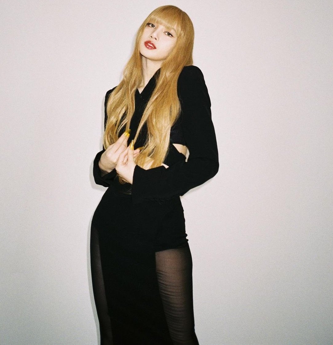 cyanblink's tweet photo. Lisa updated on Instagram. She looks breathtaking 😍 @blackpink https://t.co/acSSMXiQ8F