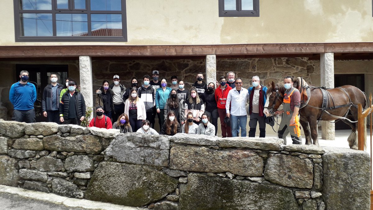 EUrtaza's tweet photo. Estudantes do #MasterDAEN do @CampusTerraUSC de #Lugo @UniversidadeUSC visitaron en #RequeixodeGrou #Lobios no #Xurés a David Outeiro Presidente de #AGATRAN para coñecer as técnicas modernas de tración animal e o seu uso na agricultura e enxeñaría forestal @BioReDesUSC @NosDiario https://t.co/KuuwA9EMAr
