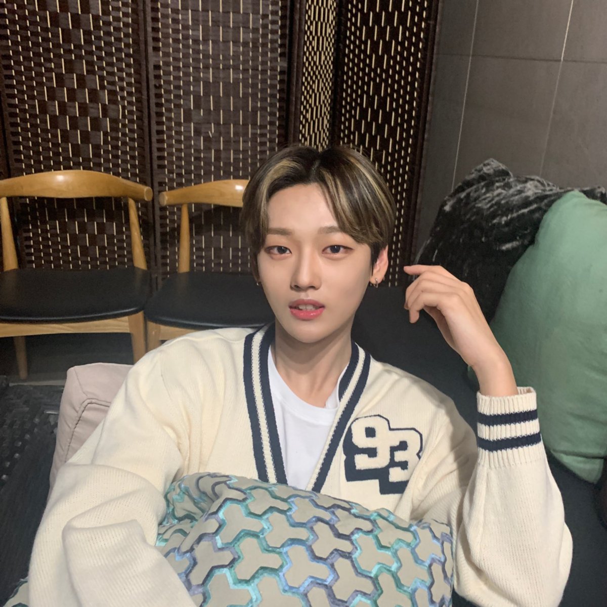 WEi__Spain's tweet photo. @WEi__Member [📝TRAD]

[#SEOKHWA]
Seokhwashi🕰
#fingiendo #estarhablando #cuando #nohay #nadie #atualrededor

Cr: @WEi__Member 
Trad: @WEi__Spain🍥 https://t.co/JSDHwjcRXu