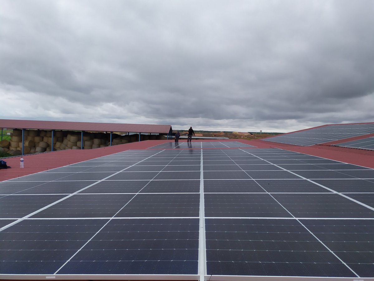 neositec's tweet photo. Instalación industrial de autoconsumo con excedentes en una vaquería en Revellinos (#Zamora).   80 kWp con 184 módulos #Jinko de 445 Wp y dos inversores #Huawei en paralelo, uno de 15 kW y otro de 60 kW. 
Afílate al sol, por un mundo más sostenible https://t.co/nkynMJDpSp