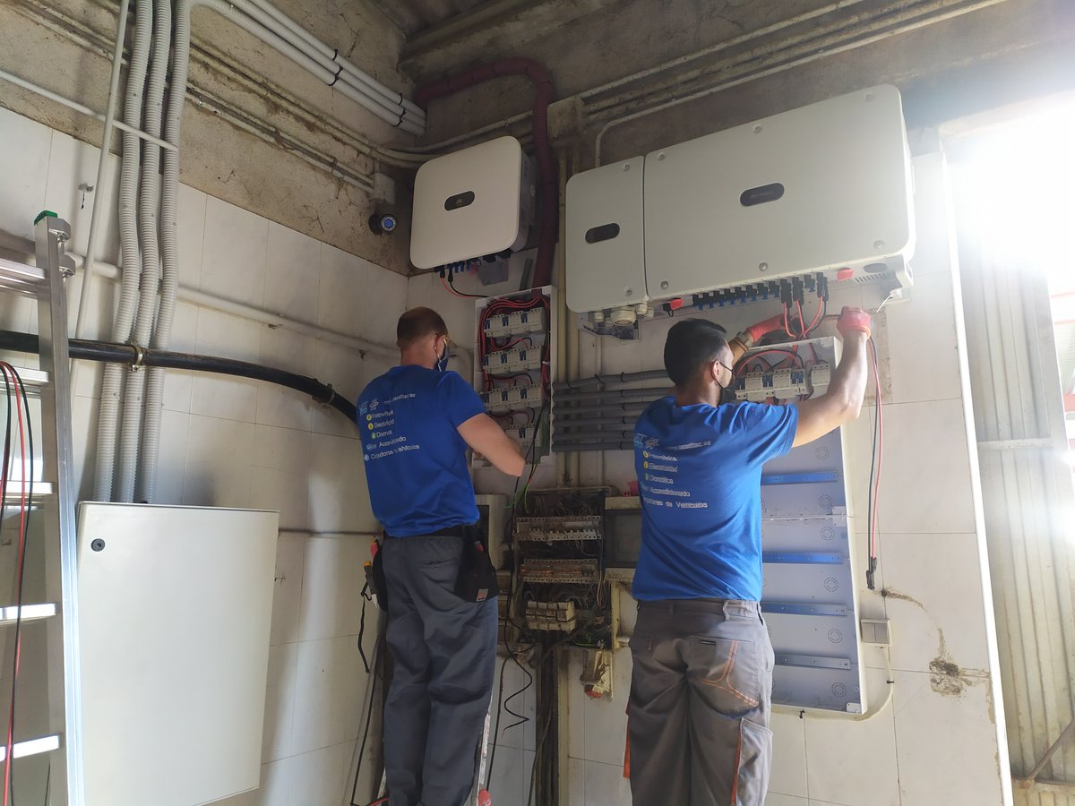 neositec's tweet photo. Instalación industrial de autoconsumo con excedentes en una vaquería en Revellinos (#Zamora).   80 kWp con 184 módulos #Jinko de 445 Wp y dos inversores #Huawei en paralelo, uno de 15 kW y otro de 60 kW. 
Afílate al sol, por un mundo más sostenible https://t.co/nkynMJDpSp
