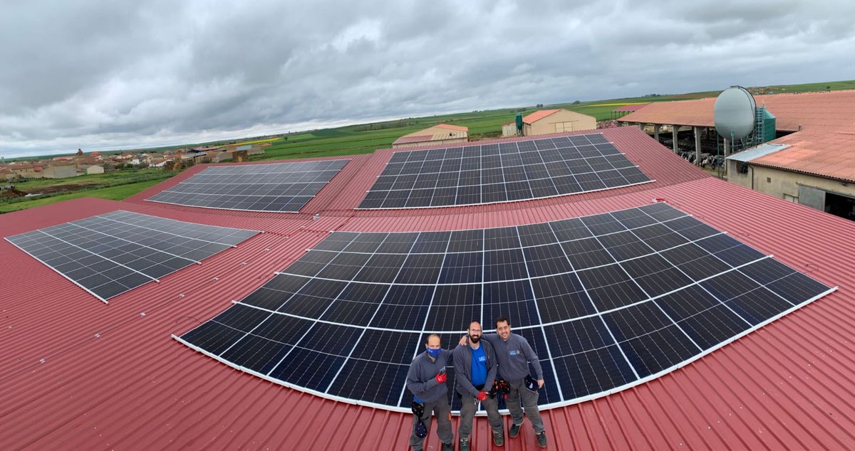 neositec's tweet photo. Instalación industrial de autoconsumo con excedentes en una vaquería en Revellinos (#Zamora).   80 kWp con 184 módulos #Jinko de 445 Wp y dos inversores #Huawei en paralelo, uno de 15 kW y otro de 60 kW. 
Afílate al sol, por un mundo más sostenible https://t.co/nkynMJDpSp