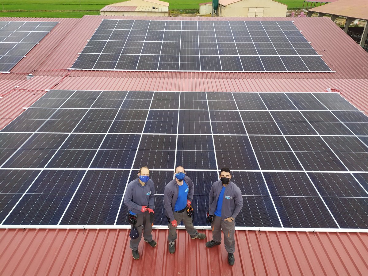 neositec's tweet photo. Instalación industrial de autoconsumo con excedentes en una vaquería en Revellinos (#Zamora).   80 kWp con 184 módulos #Jinko de 445 Wp y dos inversores #Huawei en paralelo, uno de 15 kW y otro de 60 kW. 
Afílate al sol, por un mundo más sostenible https://t.co/nkynMJDpSp