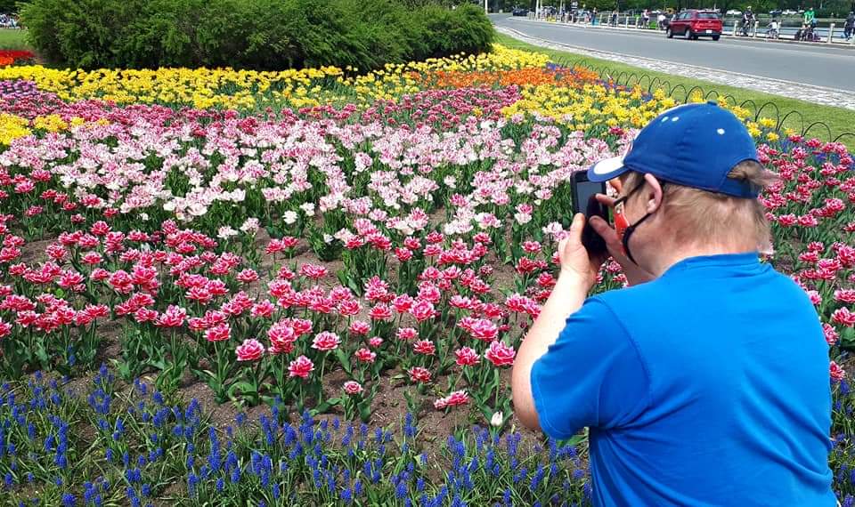 LiveWorkPlay's tweet photo. Good morning @NCC_CCN @CdnTulipfest one of our members; Paul Knoll, a Westboro based artist, wanted to pass on his compliments - not only for the gorgeous tulips but he thinks your bin graphics are very well done, and appreciated the designs, and wanted to pass that along! 🌷 https://t.co/lp00MeJFlx