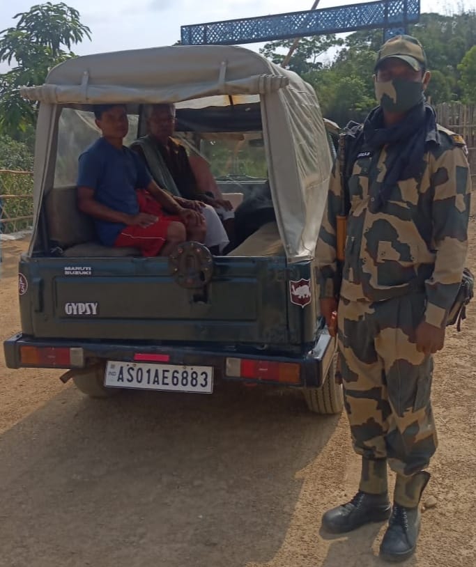 BSF_Tripura's tweet photo. #GoodwillGesture #64BN #BOPBAHADUR
On 17/05/21(F/N), a civilian,Bichandra Reang S/o Lt Chandra Singh,60 yrs,#VillBrinjoypara,#Dhalai #Tripura, suffering from fever and dysentery with bleeding evacuated to PHC Chawmanu in #BSF Ambulance & his condition stated stable now.
#BSFcares https://t.co/WaZW4fN4ik