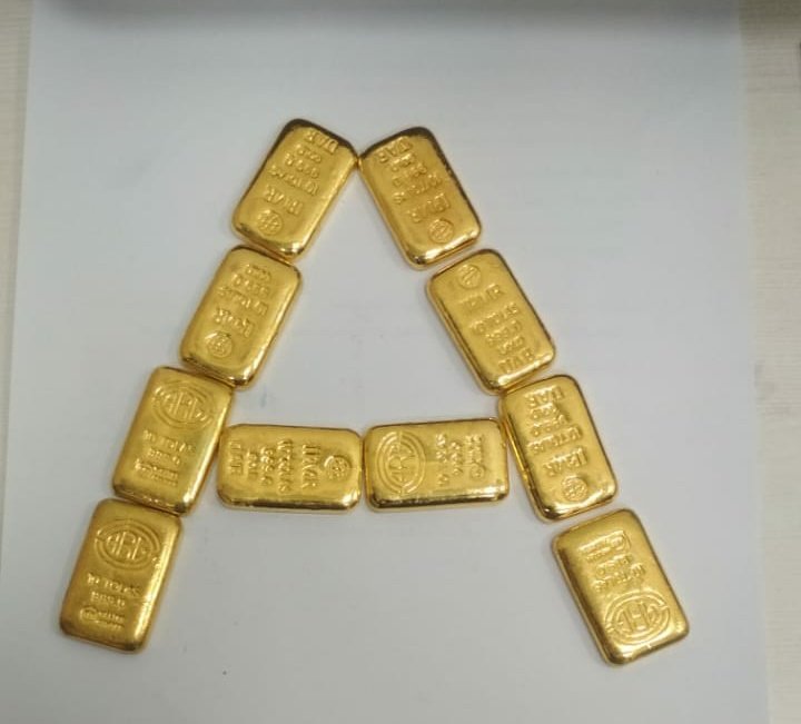 #HyderabadCustoms booked two  passengers for smuggling of gold, arriving by EK-526. #24carat gold bars were concealed in trouser pockets of the passengers. A total of 2.4 kgs of gold valued at Rs 1.2 crores was  seized from them.