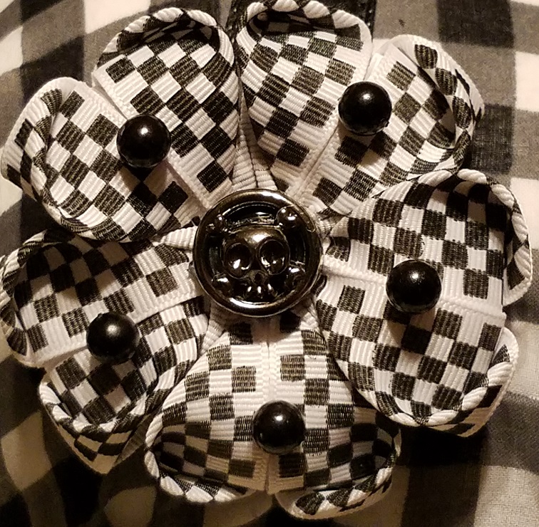 SewingMaven's tweet photo. @MoonKidStudio1 Greetings, I am Erin. I make fun things for your wall and hair. I also have a few pins and magnets in my shop. Come by and check out lovely handcrafted items! https://t.co/ksiBvlZQ9l https://t.co/ocUJmM75RM