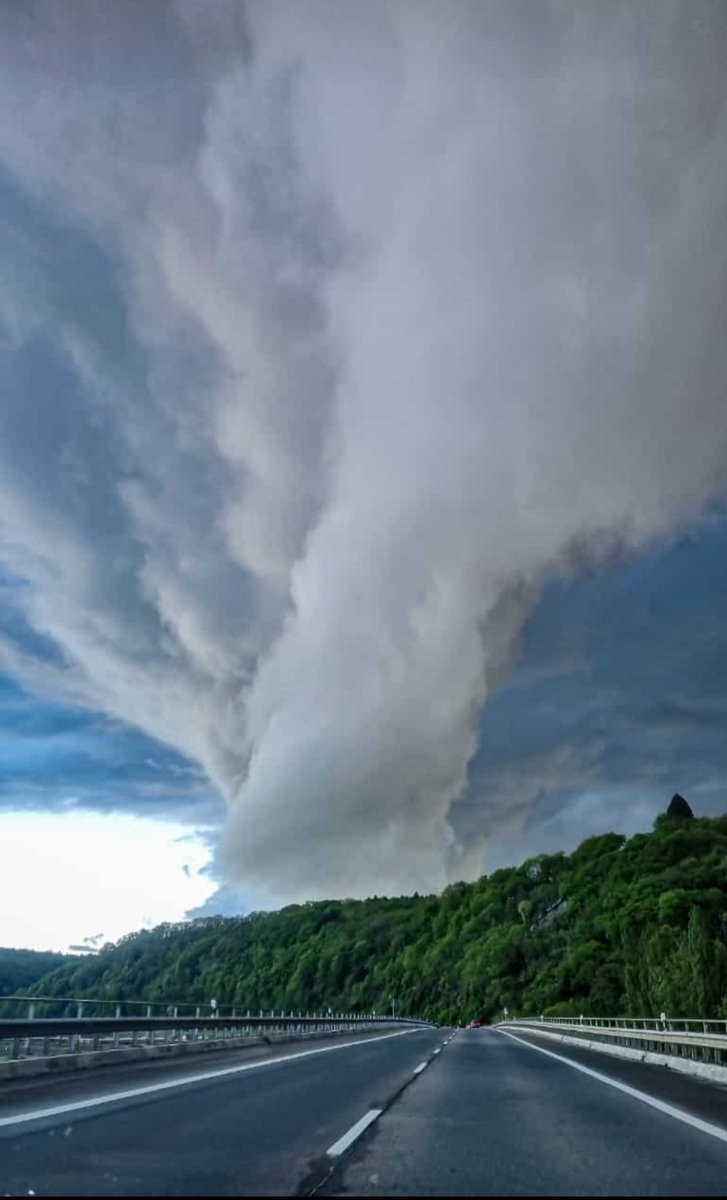 MarkusNr's tweet photo. @Tornadoliste @WetterOnline @DWD_presse  @unwetteralarm @uwz_de zwischen Remagen und Oberwinter #funnel #rheintal https://t.co/YhkLOOr8PI