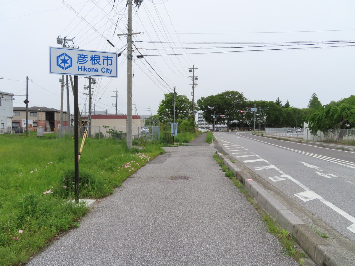 滝原 渡 Takihara Wataru 令和に入ってから設置された彦根市と多賀町の 102 市町村 市道から県道 多賀高宮線 になった道路です 一般に市町村道では 市町村 の標識の設置忘れが少なくなく どこの都道府県でも県道や国道に移管された道路で標識