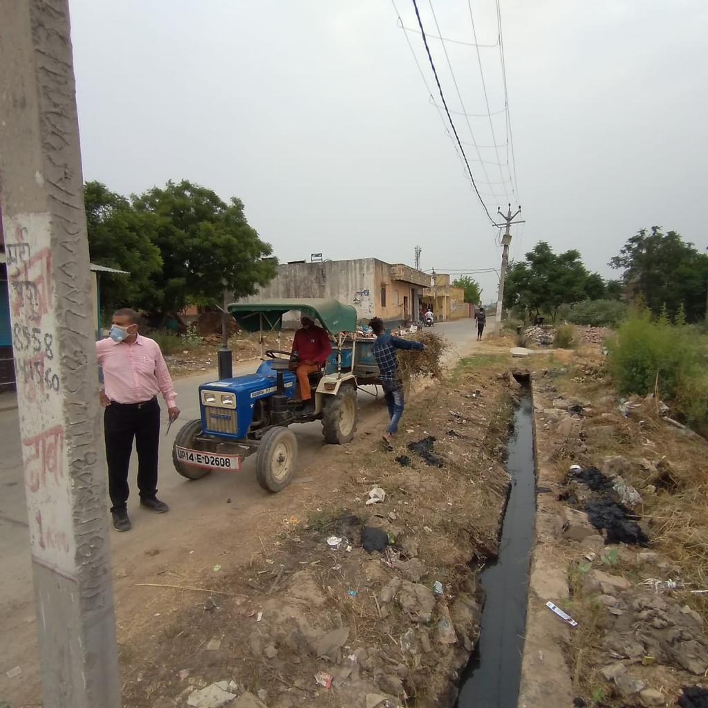 17/05/2021 को उपनिदेशक (पंचायत) मेरठ मण्डल द्वारा जनपद गाजियाबाद के वि0ख0 रजापुर की ग्रा0पं0 कन्नौजा में सफाईअभियान,sanitization कार्यो का निरीक्षण किया,निगरानी समिति सदस्यों से वार्ता की,मेडिकल किट की उपलब्धता के बारे में चर्चा हुई,जि0पं0रा0अ0गाजियाबाद मौजूद रहे<a href="/uppanchayatiraj/">Panchayati Raj Department, GoUP</a>